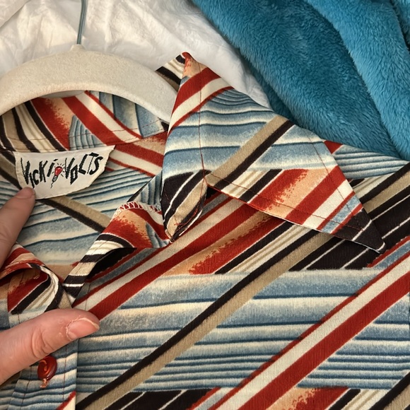 Vintage 1970’s Vicki Volts Button Down Cuffed Cuffed Sleeves Blouse - Picture 6 of 17